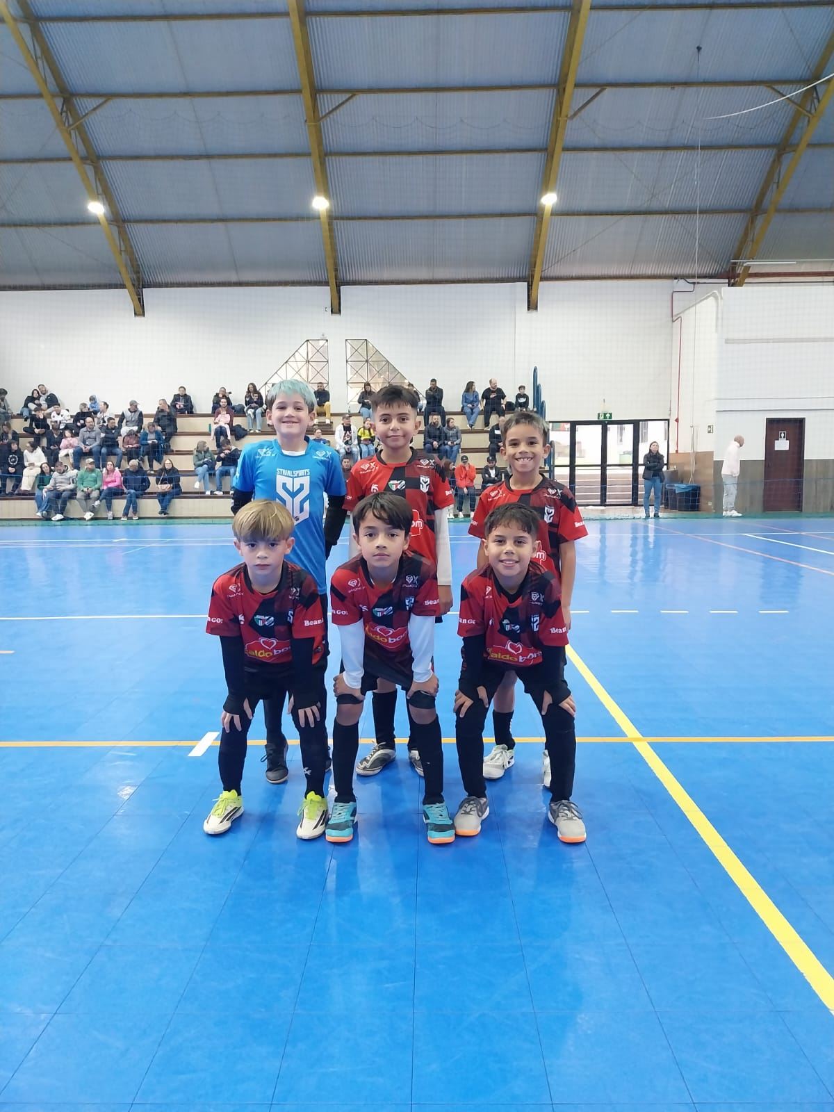 Alunos do Trieste em quadra de futsal